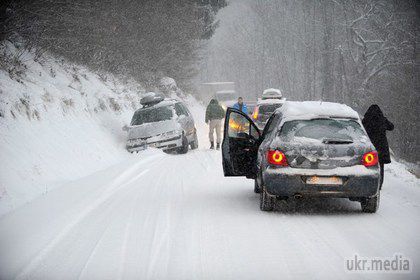 У Французьких Альпах 15 тисяч автомобілів потрапили у снігову пастку. Найсильніший снігопад і крижаний дощ у Французьких Альпах паралізував рух автотранспорту.