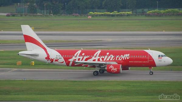 Авіакатастрофа: Літак Airbus A320 рейсу QZ8501 компанії AirAsia зник з радарів. Літак авіакомпанії AirAsia, що здійснював рейс під номером QZ8501 з індонезійської Сурабайі в Сінгапур, втратив зв'язок з наземними службами в Джакарті в 7:24 ранку за місцевим часом.
