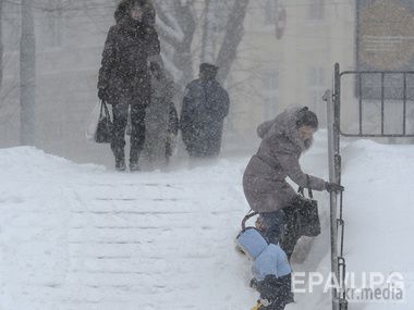 Гідрометцентр: Погодні умови в Україні погіршаться. Вже сьогодні в Центральній Україні очікуються сильні опади у вигляді снігу, а також пориви вітру до 15-20 м/с.