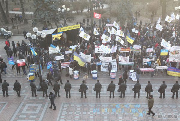 Мітингувальники погрожували підпалити Раду. На мітингу під Верховною Радою запалили факели.