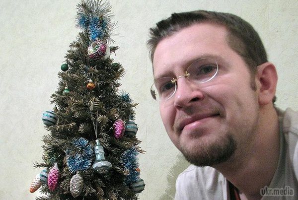 Щоб ялинка простояла довго, не заводьте ні дружину, ні кота. У 34-річного Артема Зайця з Дніпропетровська новорічна красуня прикрашає кімнату ось вже три роки. І ще не обсипалася!