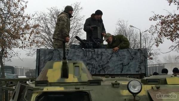 Волонтери подарували українським військовим «легкий танк» власного виробництва (фоторепортаж). Машина створена на основі багатоцільового тягача на гусенічному ходу, посилена бронею і додатково обладнана двома кулеметами КПВТ