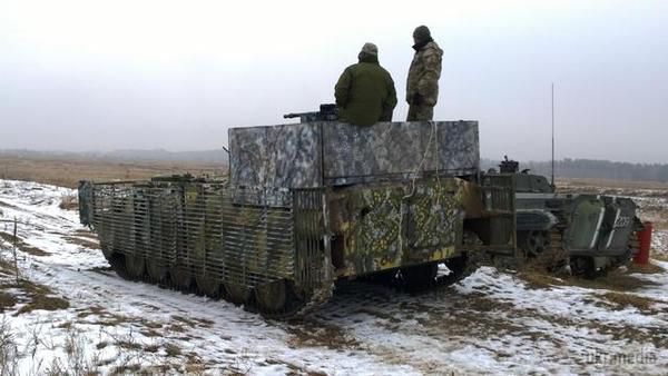 Волонтери подарували українським військовим «легкий танк» власного виробництва (фоторепортаж). Машина створена на основі багатоцільового тягача на гусенічному ходу, посилена бронею і додатково обладнана двома кулеметами КПВТ
