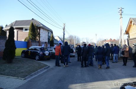 Автомайдан приїхав до Яценюка. Сьогодні до будинку Прем'єр-міністра Арсенія Яценюка у Нових Петрівцях, що під Києвом, приїхало 25 машин "Автомайдану". 