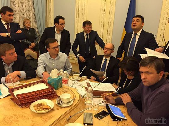 Коаліція домовилася, що "драконівські" скорочення торкнуться тільки бюджету-2015. Парламентська коаліція хоче дозволити президенту України розпоряджатися державним бюджетом в разі введення воєнного стану.