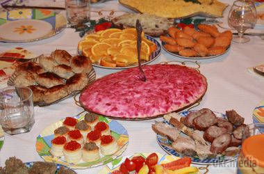 Медики назвали п'ять найшкідливіших новорічних страв. Щорічно в святкову ніч і наступні вихідні лікарі отримують безліч дзвінків, пов'язаних з тяжкими наслідками переїдання і харчовими отруєннями