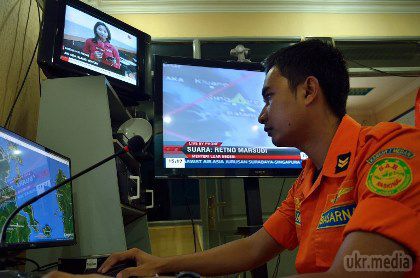 Зниклий лайнер вирішили шукати на морському дні. Індонезійські рятувальники вважають, що зниклий літак малайзійської авіакомпанії AirAsia розбився і потонув.