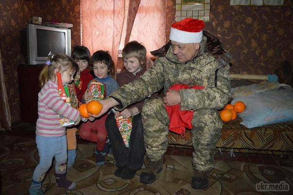 З'явилися фото, як Дід Мороз-Москаль пробрався повз бойовиків "ЛНР" і нагодував дітей апельсинами. Фотографії він розмістив на своїй сторінці в Facebook.