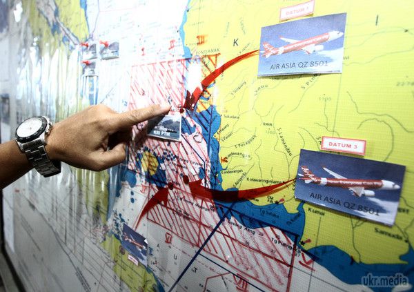 В зоні пошуку лайнера AirAsia виявлені підозрілі об'єкти. Австралійський літак AP-3C Orion виявив підозрілі об'єкти в районі Яванського моря, де 28 грудня пропав з екранів радарів літак авіакомпанії AirAsia. 