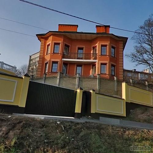 ЗМІ: Азаров зайнявся продажем свого будинку на Печерську. Цю операцію проводить його довірена особа.