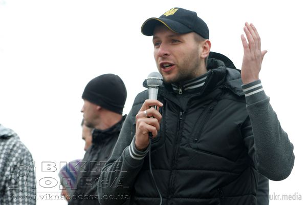 Парасюк сказав, чому депутати поспішали з бюджетом. Народний депутат Володимир Парасюк заявив, що деякі парламентарі поспішали з ухваленням бюджету через те, що не могли відмінити свої чартери на святкування Нового року.