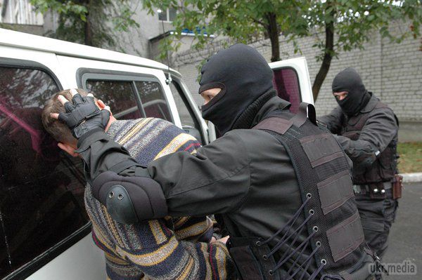 Під Волновахою СБУ затримала небезпечного бойовика «Терміка». Сьогодні вночі під Волновахою в Донецькій області контррозвідка СБУ затримала небезпечного озброєного бойовика, який пройшов підготовку у військовому таборі терористів і «тренувався» на мирних жителях. Про це повідомили в прес-службі СБУ.