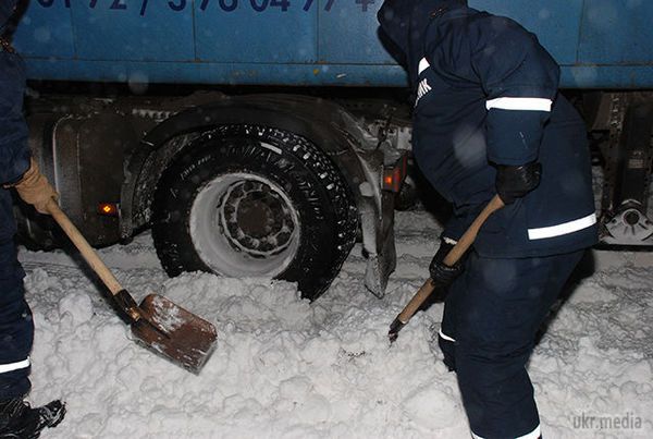 Мешканці Миколаєва у сніговому полоні (фото). Люди стоять на трасах області без їжі і в холоді