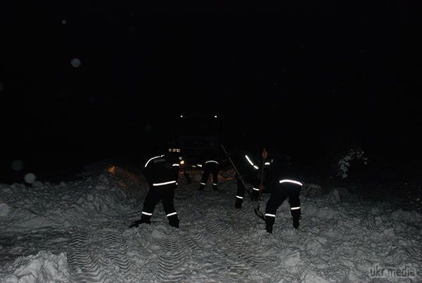Мешканці Миколаєва у сніговому полоні (фото). Люди стоять на трасах області без їжі і в холоді