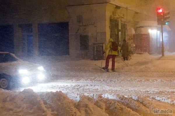 Одеса занурилася в снігові замети, городяни "взувають" лижі (фото). У місті пробки, припинив роботу громадський транспорт