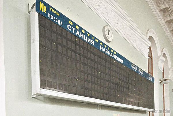 Дорога до Криму: не летять туди сьогодні самольоти і не їдуть поїзди. У Києві студенти з Криму залишилися без можливості потрапити на свята додому