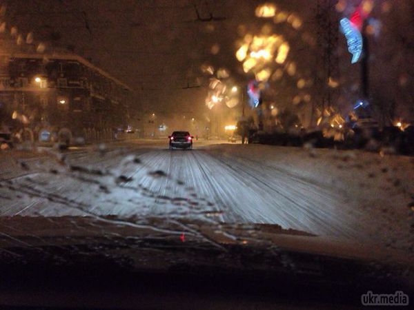 На вулицях Харкова – близько 20 сантиметрів снігу (фото). У місті вирує циклон