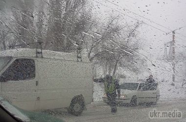 Снігопад в Україні: куди не варто їхати на автомобілі (фото,відео). Країну накрив циклон