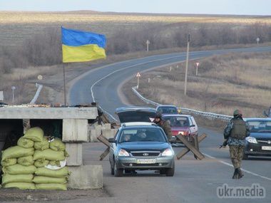 РНБО: В районі Маріуполя закриті практично всі блокпости. Закривши блокпости, українські військові намагаються перешкоджати проникненню на підконтрольну Києву територію бойовиків, пояснив спікер Ради національної безпеки і оборони Андрій Лисенко.