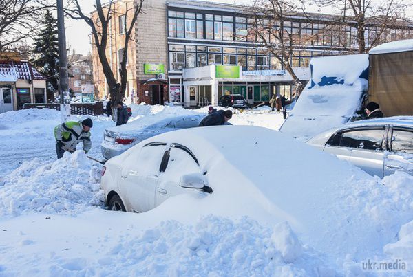 Під Миколаєвом з двометрових заметів врятували 2300 осіб. Рятувальники і дорожники витягли зі снігових заметів 836 автомобілів, які потрапили в затори в результаті рясних снігопадів, що пройшли в понеділок. 