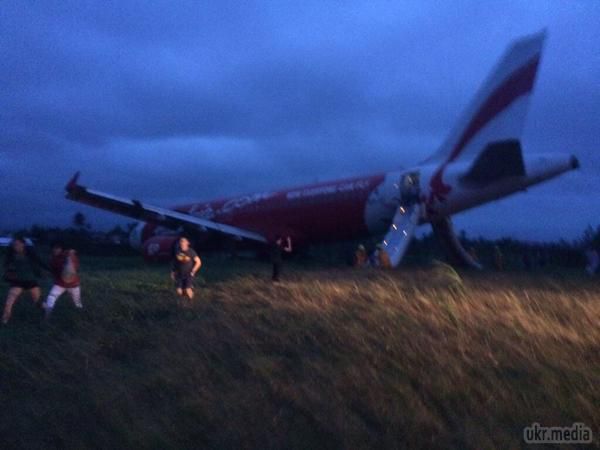 І знову літак AirAsia на межі катастрофи. Рейс Z2 272 авіакомпанії AirAsia на Філіппінах в аеропорту Калібр закінчився жорсткою посадкою, пілот не влучив на злітно-посадкову смугу, на тлі поганої погоди.