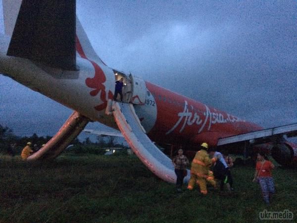 І знову літак AirAsia на межі катастрофи. Рейс Z2 272 авіакомпанії AirAsia на Філіппінах в аеропорту Калібр закінчився жорсткою посадкою, пілот не влучив на злітно-посадкову смугу, на тлі поганої погоди.