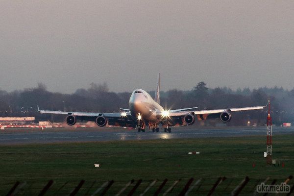 Boeing 747-443 Virgin Atlantic VS43 успішно приземлився без головного шасі. Пасажирський літак 29 грудня 2014 авіакомпанії Virgin Atlantic, який через проблеми з шасі деякий час кружляв над британською столицею, благополучно здійснив посадку в лондонському аеропорту "Гатвік".