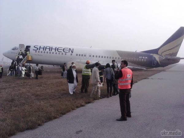 Авіакатастрофа Boeing 737-400 в Пакистані на злітно-посадкової смузі. Аварія 30 грудня 2014 після посадки літака пакистанської авіакомпанії Shaheen Air в міжнародному аеропорту Лахора.