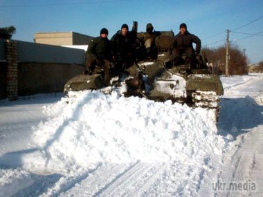 Снігові завали на півдні України прибирає військова техніка. Фоторепортаж. 29 грудня на південь України обрушився сильний снігопад. 