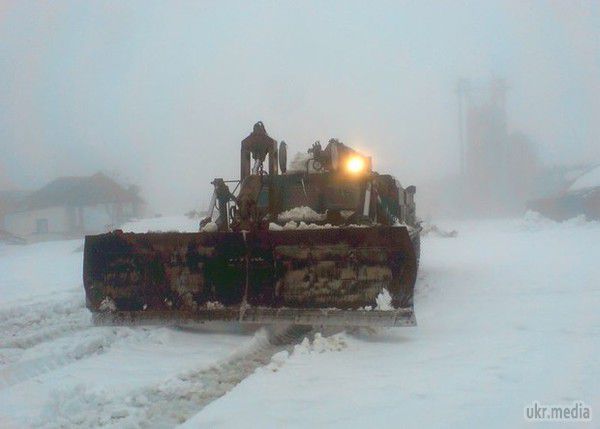 Снігові завали на півдні України прибирає військова техніка. Фоторепортаж. 29 грудня на південь України обрушився сильний снігопад. 