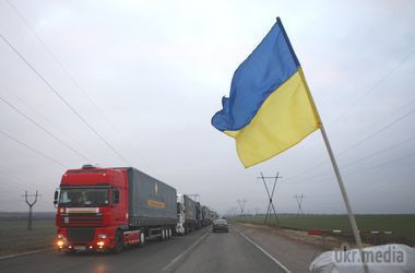 Рік милосердя. Хто і як допомагав мирному населенню Донбасу в році, що минає. Майже двадцять тисяч тонн вантажів, більше мільйона осіб, які отримали допомогу і майже сорок тисяч евакуйованих – такий підсумок роботи Гуманітарного штабу Рината Ахметова в році, що минає