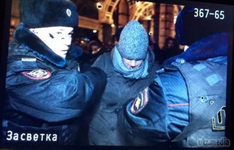 Алєксєя Навального затримали на Манежній Площі. Алєксєя Навального, який приїхав на Манежну площу, порушивши умови домашнього арешту, затримали представники поліції.