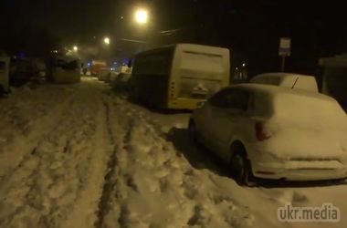 Одеську область накрила негода: на дорогах кинуті тисячі авто, а люди скуповують хліб. До деяких заторів рятувальники пробивалися майже добу