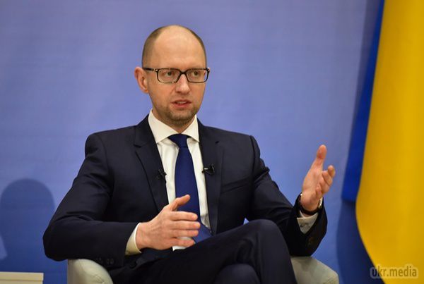 Порошенко - Яценюк: хто виглядав і переконливіше говорив. Порівняні прес-конференції прем'єра і президента, в тому числі і їх зовнішній вигляд.
