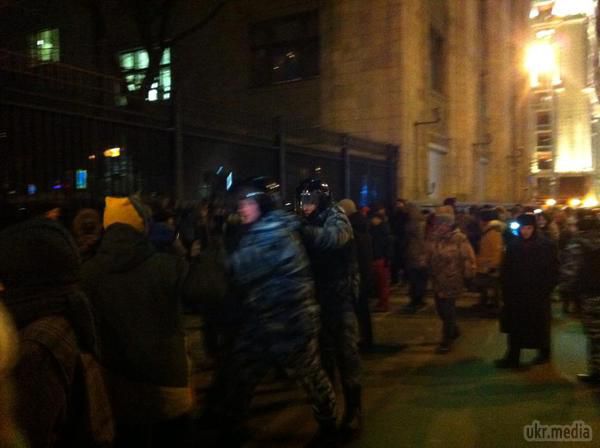 На Манежці у Москві - масові арешти опозиціонерів. На Манежній площі в Москві сьогодні ввечері поліція затримала майже дві сотні осіб.