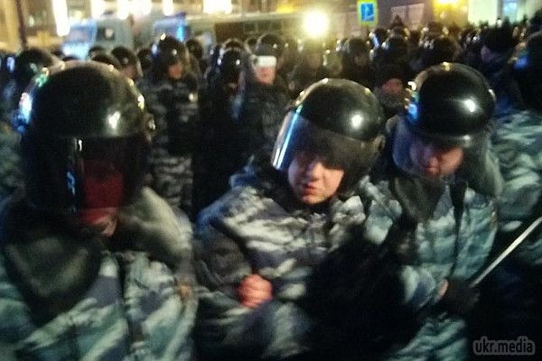 У Москві жорстко розігнали акцію протесту (фото).  На Манежній площі зібралися близько 5 тисяч людей, за даними правозахисників 245 з них були затримані,