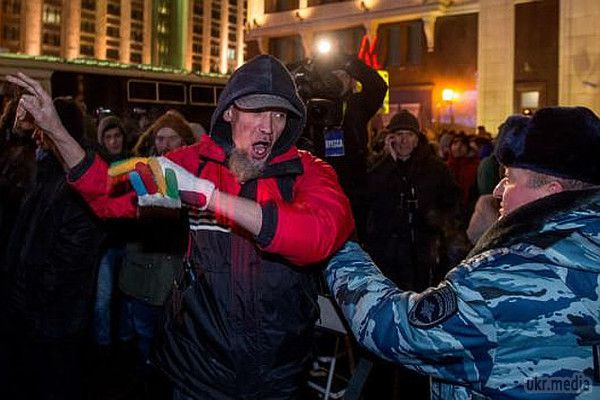 У Москві жорстко розігнали акцію протесту (фото).  На Манежній площі зібралися близько 5 тисяч людей, за даними правозахисників 245 з них були затримані,