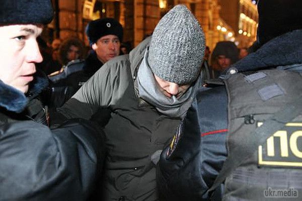 У Москві жорстко розігнали акцію протесту (фото).  На Манежній площі зібралися близько 5 тисяч людей, за даними правозахисників 245 з них були затримані,