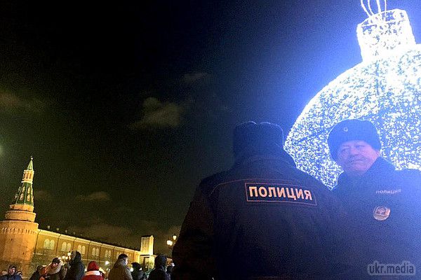 У Москві жорстко розігнали акцію протесту (фото).  На Манежній площі зібралися близько 5 тисяч людей, за даними правозахисників 245 з них були затримані,