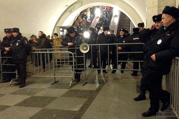 У Москві жорстко розігнали акцію протесту (фото).  На Манежній площі зібралися близько 5 тисяч людей, за даними правозахисників 245 з них були затримані,