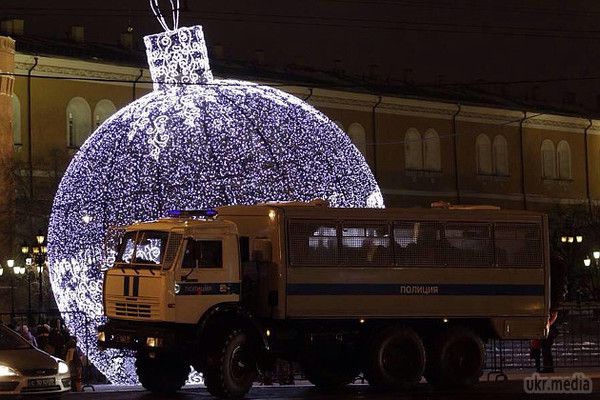 У Москві жорстко розігнали акцію протесту (фото).  На Манежній площі зібралися близько 5 тисяч людей, за даними правозахисників 245 з них були затримані,