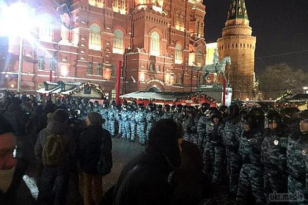 У Москві жорстко розігнали акцію протесту (фото).  На Манежній площі зібралися близько 5 тисяч людей, за даними правозахисників 245 з них були затримані,