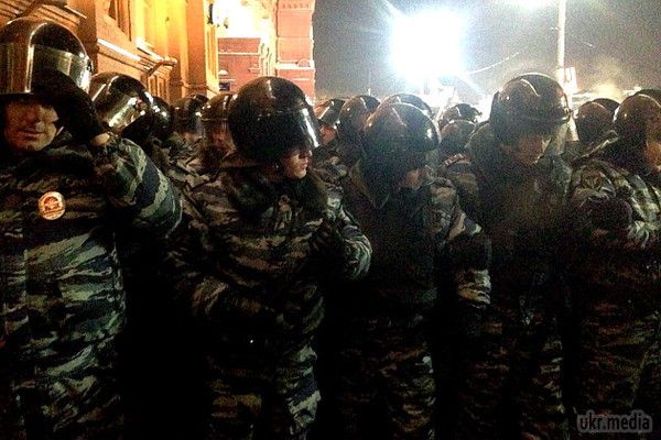 У Москві жорстко розігнали акцію протесту (фото).  На Манежній площі зібралися близько 5 тисяч людей, за даними правозахисників 245 з них були затримані,