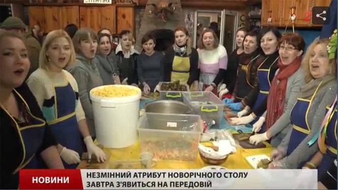 Волонтери приготували тонну «Олів'є» для бійців АТО. Тонну салату «Олів'є» для трьох тисяч українських солдатів, що знаходяться на передовій, приготували волонтери.