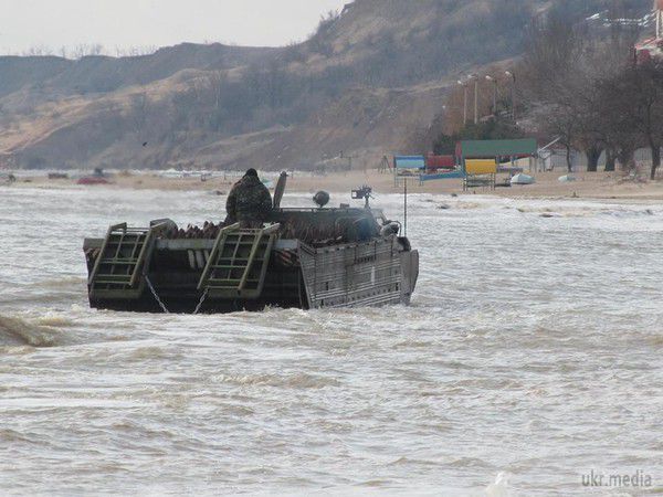 Під Маріуполем військові відпрацювали відбиття висадки десанту. Фоторепортаж. На узбережжі Азовського моря учасники АТО з числа військовослужбовців інженерних військ Збройних сил України успішно відпрацювали завдання з протидії висадці десанту противника і захисту берегової лінії близько важливого об'єкта.