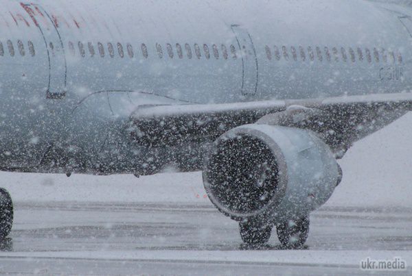 У Сімферополі прибулих пасажирів закрили в літаку і не випускають. 31 грудня в Сімферополі закрили пасажирів літака. Точну причину порушень у роботі авіагавані не назвали. 