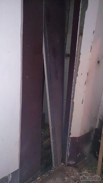 У Миколаєві прогримів вибух. У Миколаєві 31 грудня у під'їзді багатоповерхового будинку прогримів вибух, який пошкодив двері шахти ліфта, тамбура та вибиті вікна під'їзду.