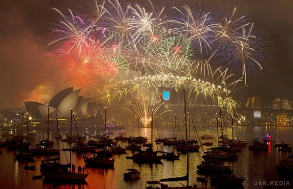Австралія зустріла Новий рік грандіозним феєрверком (фото). Сідней став одним із перших великих міст, жителі яких зустріли 2015 рік
