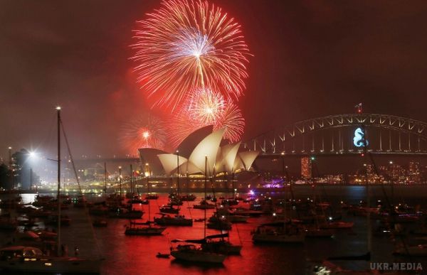 Австралія зустріла Новий рік грандіозним феєрверком (фото). Сідней став одним із перших великих міст, жителі яких зустріли 2015 рік
