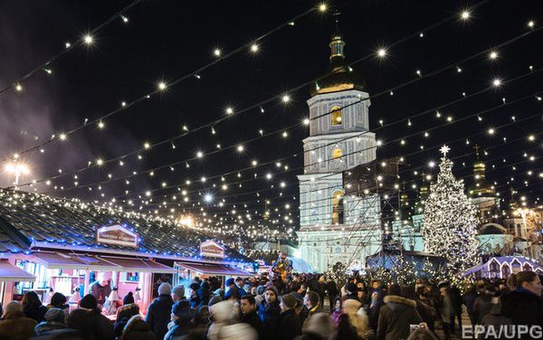 В Україні настав 2015-й рік. Вітаємо українців з Новим роком.